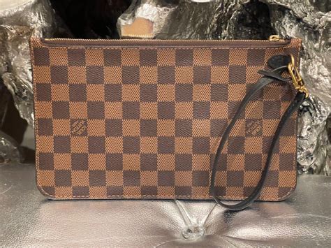 louis vuitton pochette neverfull.